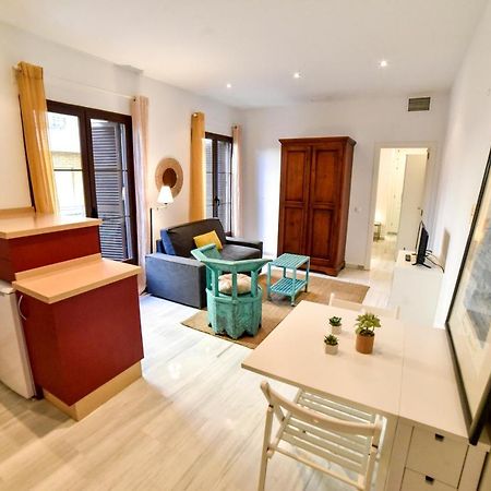 New! City Centre Apartment Севілья Екстер'єр фото